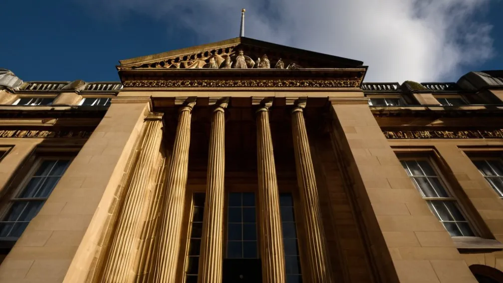 تهديدات الضرائب الدولية: رد بريطانيا على ترامب