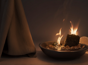 بصعوبة بالغة: كارلوس ألكاراز يتجاوز دزومهور ويفقد مجموعة في رولان غاروس