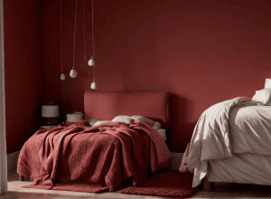 بالقرب من باريس: استوديو سينما ضخم يعيد إحياء شوارع المدينة لأشهر الإنتاجات العالمية
