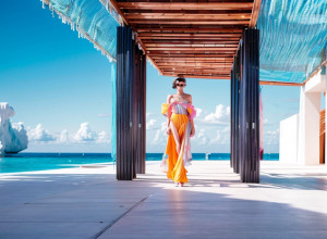 مجموعة Rosie Assoulin Resort 2026: إطلالات جاهزة للسفر والمواسم القادمة