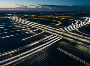 هولندا: تعليق حركة الملاحة الجوية بمطار أيندهوفن بسبب طائرات مسيرة مجهولة