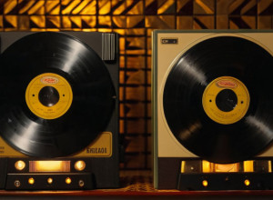 شباب ساحل العاج يغوص في جنون الماضي: عودة موضة وموسيقى الستينيات والسبعينيات