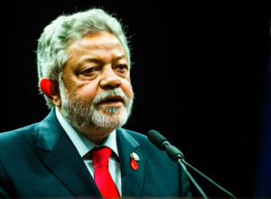 لولا يدعو إلى التخلي عن الوقود الأحفوري "بالتوافق" في COP30