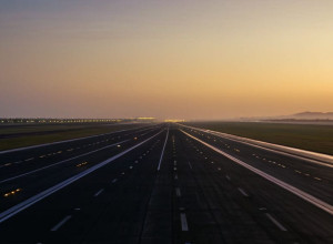 مطار بروكسل يعلق الرحلات الجوية بسبب تقارير عن طائرات بدون طيار