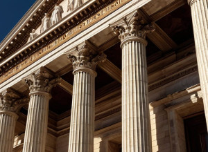 دونالد ترامب والديمقراطية الأمريكية: هل تتآكل أسس الحكم؟