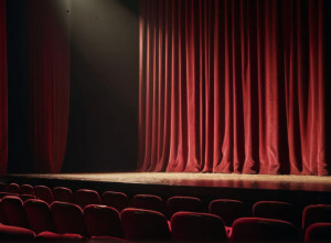 مسرح الشمس: أزمة عميقة وتساؤلات حول مستقبل يوتوبيا فنية