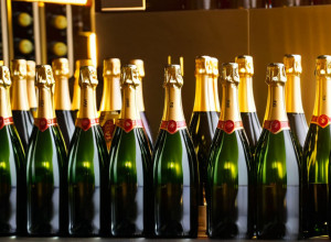 إضراب عمال الشمبانيا في LVMH: مطالبة بمكافآت مالية وحوافز استثنائية