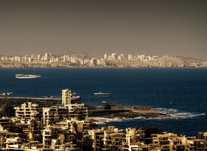 ماكرون ينتقد إسرائيل بشدة لقصفها بيروت