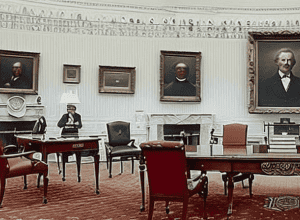 ترامب يستبدل صورة أوباما بصورته في البيت الأبيض