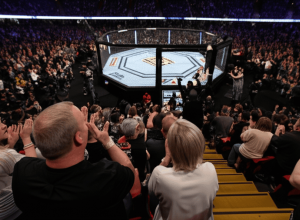 ترامب يحضر UFC 314 في ميامي ويحظى باستقبال حافل