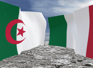 الجزائر تطرد 12 موظفاً فرنسياً