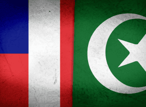 من هم العملاء الفرنسيون الاثنا عشر الذين طردتهم الجزائر؟