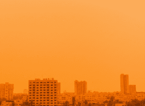 صور مذهلة لعاصفة رملية تجتاح العراق وتلون السماء باللون البرتقالي