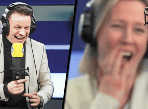 «نحن على إذاعة طبيب الشرج FM»: جوليان كوربيه يتعرض للإهانة مباشرة على الهواء من قبل مستمع، ونوبة ضحك في الاستوديو