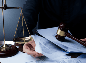 تحقيق فساد يستهدف السيناتور فرانسيس سزباينر