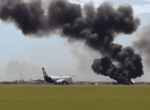 الولايات المتحدة: إجلاء الركاب بعد حريق في محرك طائرة