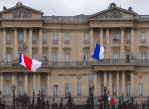 الإليزيه ينفي نيته حل البرلمان الفرنسي هذا الخريف بعد تقرير إعلامي أمريكي