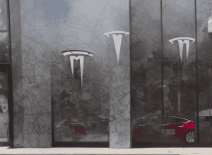ناشطون بيئيون يهاجمون إيلون ماسك ويخربون متجر Tesla في مانهاتن