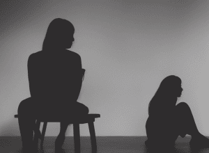 شهادة مؤثرة: «كان عنيفًا للغاية».. ليلا ساليت تتحدث عن تجربتها مع جان إيمبرت