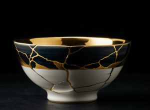 فن الكينتسوغي لإصلاح التصدعات: محاولات مديرة مجلة "ماريان" لترميم العلاقة مع هيئة التحرير