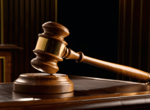 انقسام اليسار الفرنسي: الحزب الاشتراكي ينقذ حكومة ماكرون من السقوط