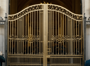 مظاهرة صاخبة أمام منزل ساركوزي في باريس: "الموت للصحفيين والقضاة"