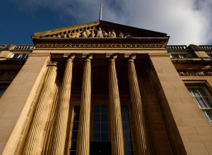 تهديدات الضرائب الدولية: رد بريطانيا على ترامب